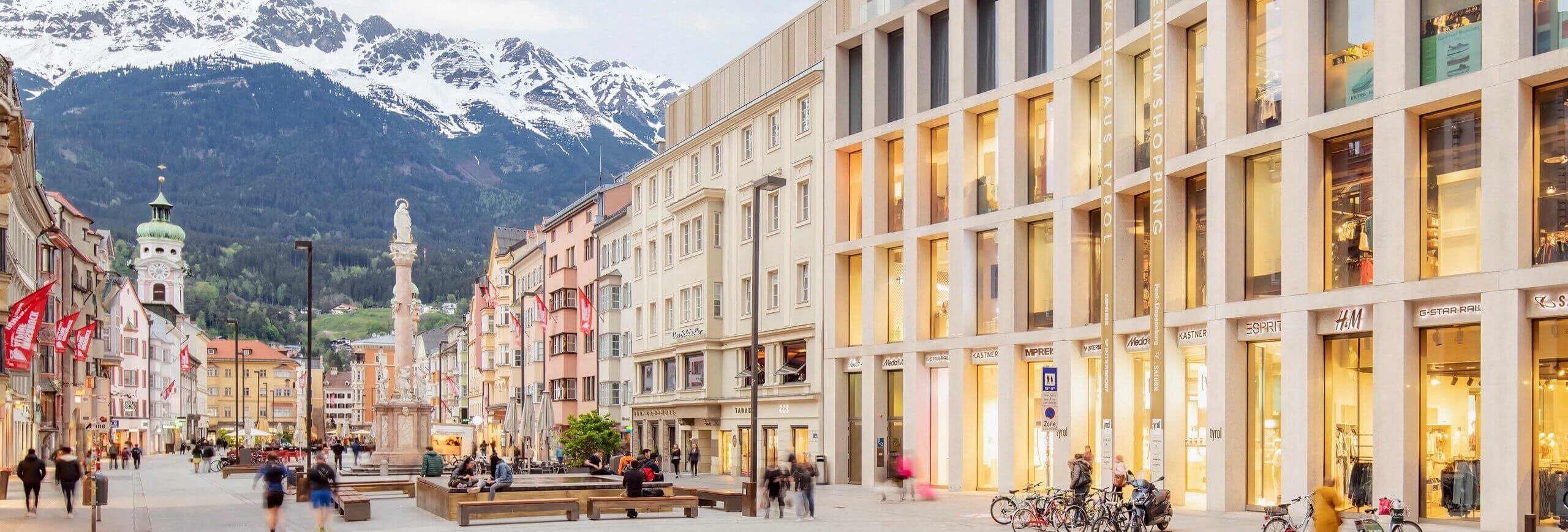 Maria-Theresien-Straße mit  Blick auf Kaufhaus Tyrol, Nordkette und Annasäule.