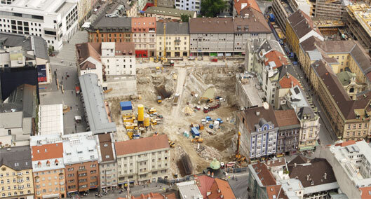 Luftaufnahme der großen Baustelle im Herzen der Innsbrucker Innenstadt während der Bauphase und Revitalisierung des Kaufhaus Tyrol.