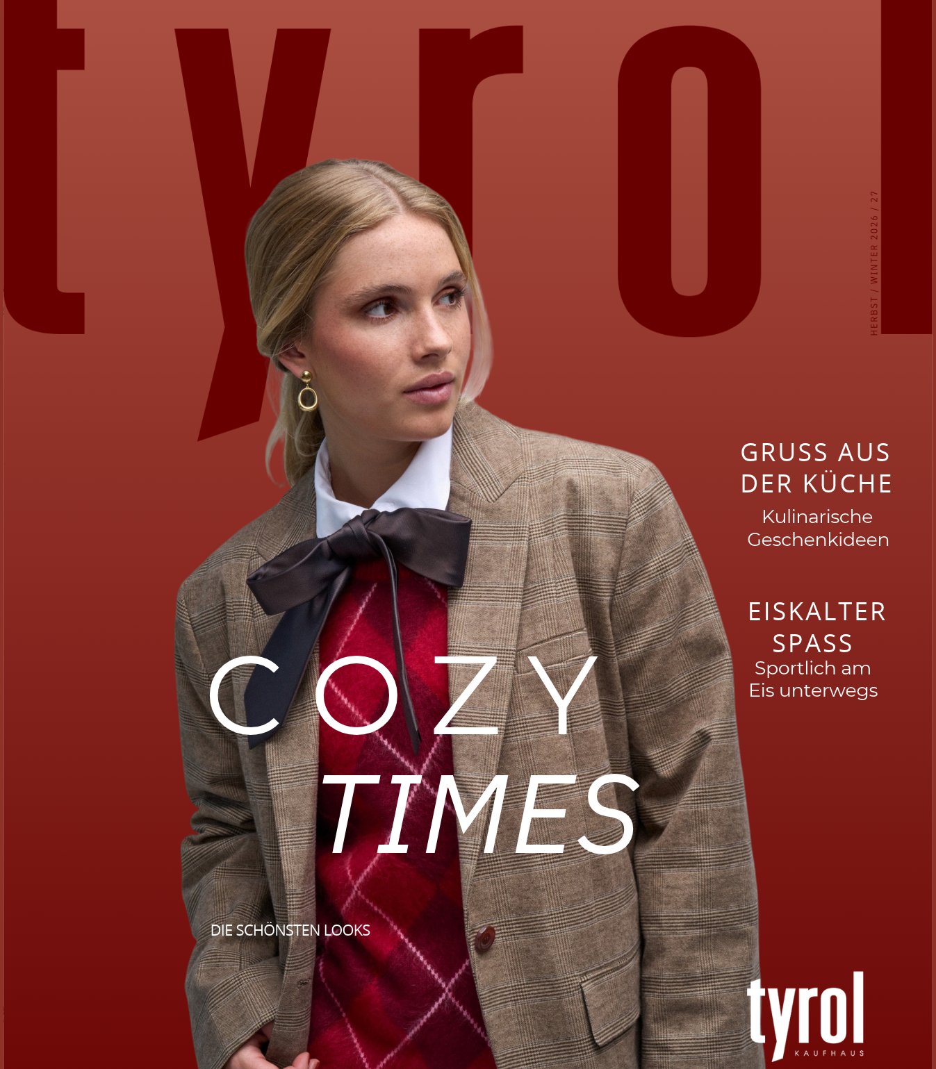 Titelblatt des Kaufhaus Tyrol Magazins mit einer blonden Frau im karierten Sakko und Rautenpullover unter dem Schriftzug Cozy Times vor rotem Hintergrund.