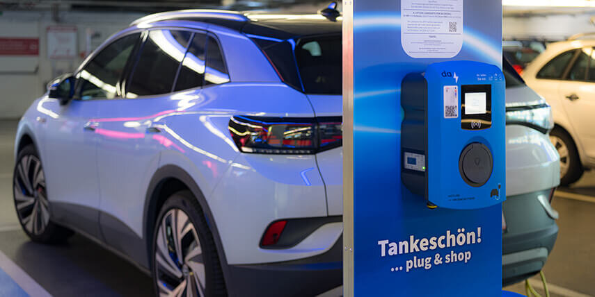 E-Tankstelle mit parkendem Auto