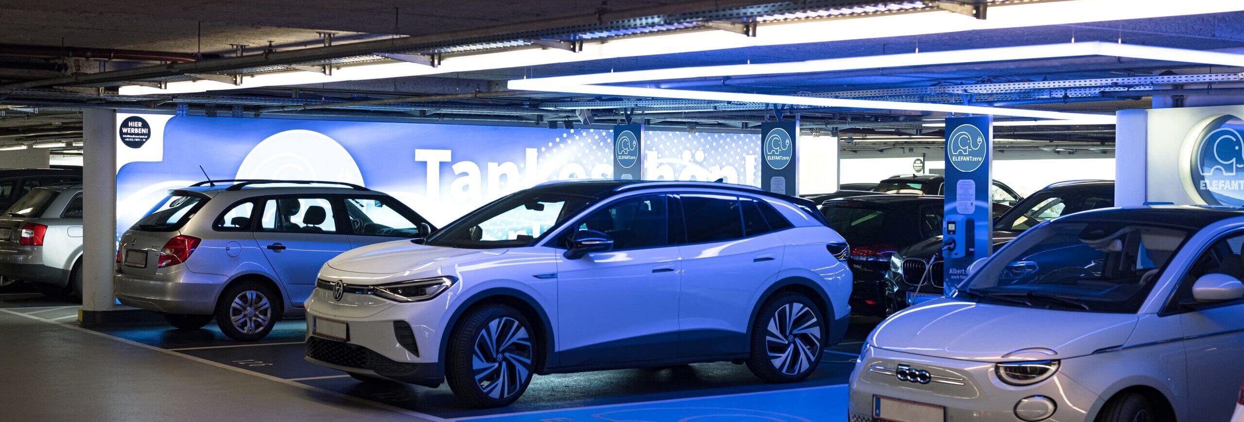 Verschiedene Parkplätze mit E-Ladefunktion.