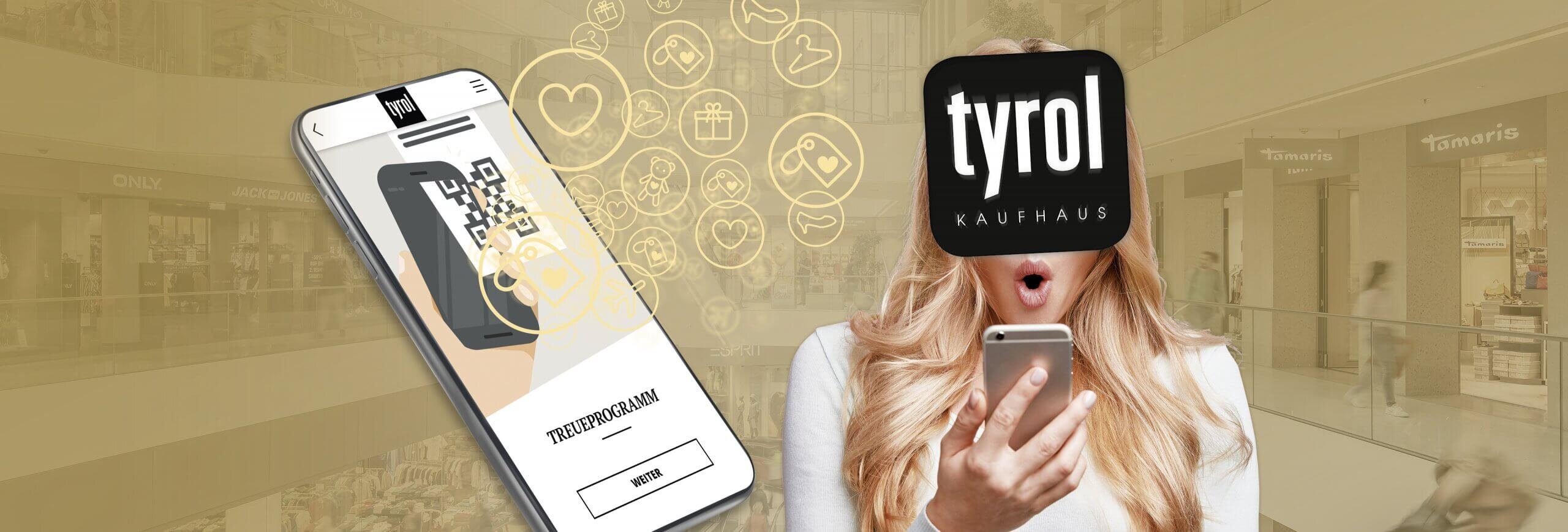 Werbebanner für das Kaufhaus Tyrol Treueprogramm: Ein Smartphone mit QR-Code, eine überraschte Frau mit Smartphone und das Logo des Kaufhaus Tyrol vor dem Hintergrund einer Shopping-Mall.
