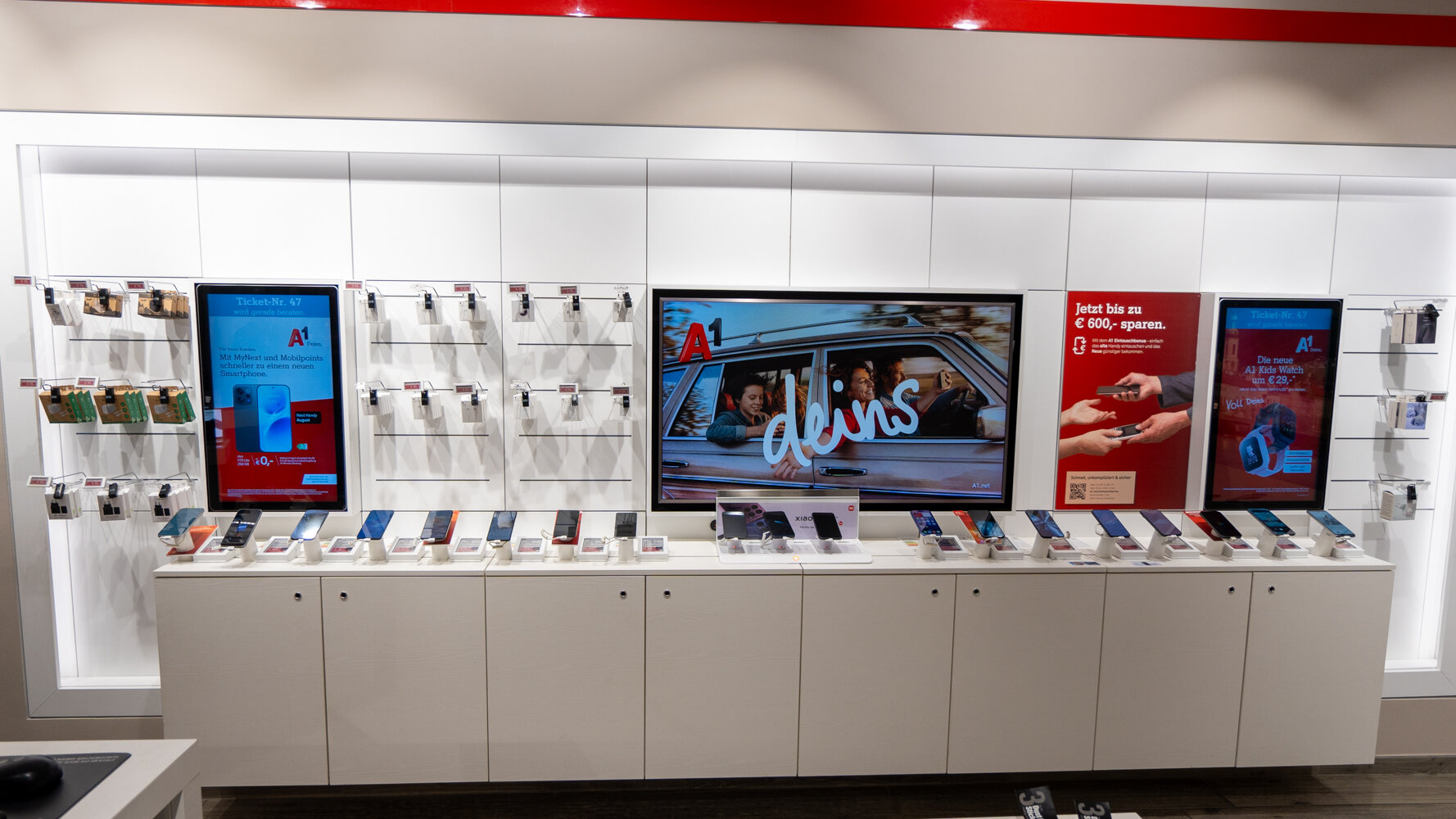 Verkaufsfläche im A1 Shop mit präsentierten Smartphones und Displays.