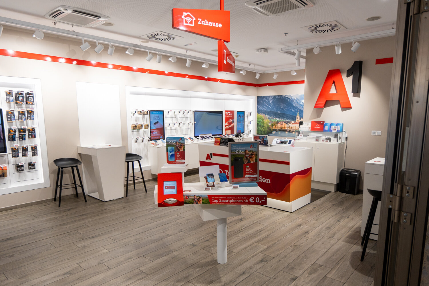 Innenansicht des A1 Shops mit Beratungstheke und Präsentationsinseln.