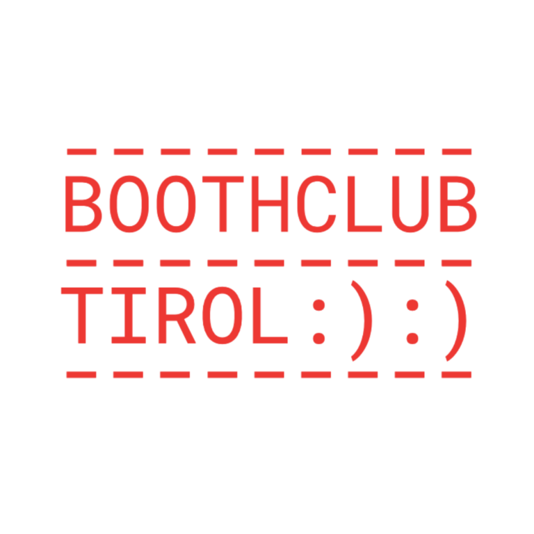 Minimalistisches, rotes Logo „BOOTHCLUB TIROL :):)“ in Großbuchstaben mit gestrichelten Trennlinien auf weißem Hintergrund.