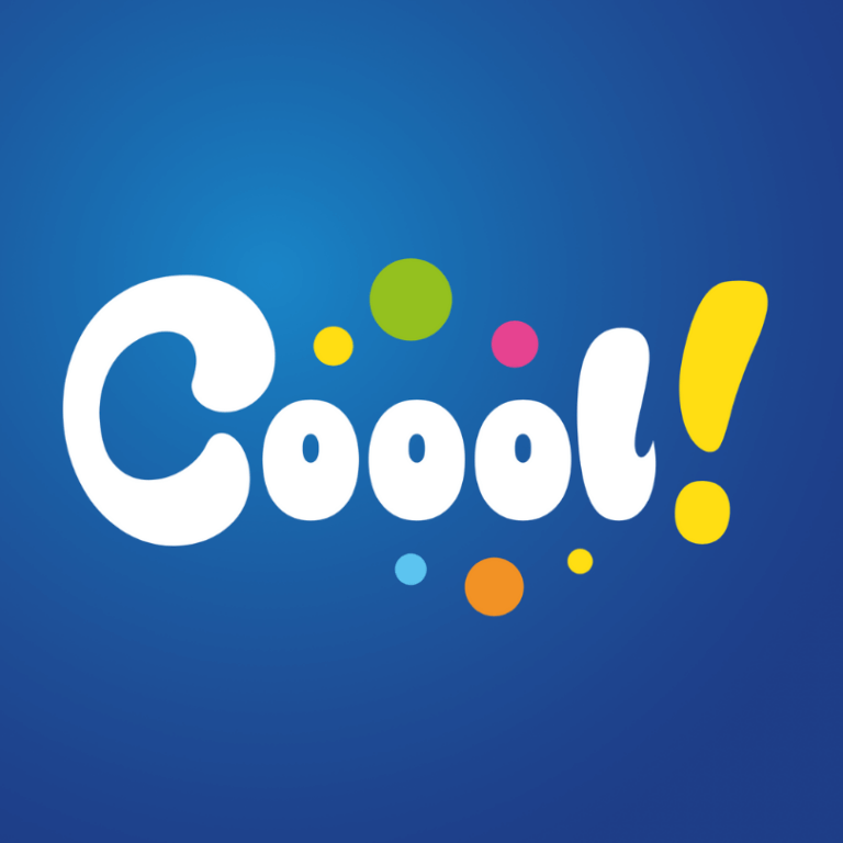 Verspielter, weißer Schriftzug „Coool!“ mit bunten Punkten und gelbem Ausrufezeichen auf blauem Hintergrund.