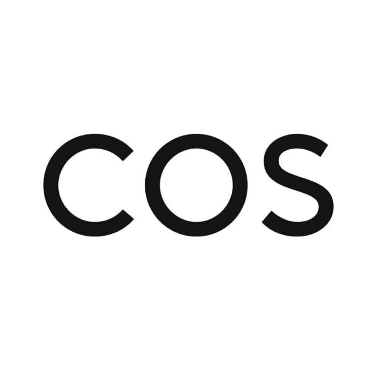 Minimalistischer, schwarzer Schriftzug „COS“ in serifenloser Großschrift auf weißem Hintergrund.