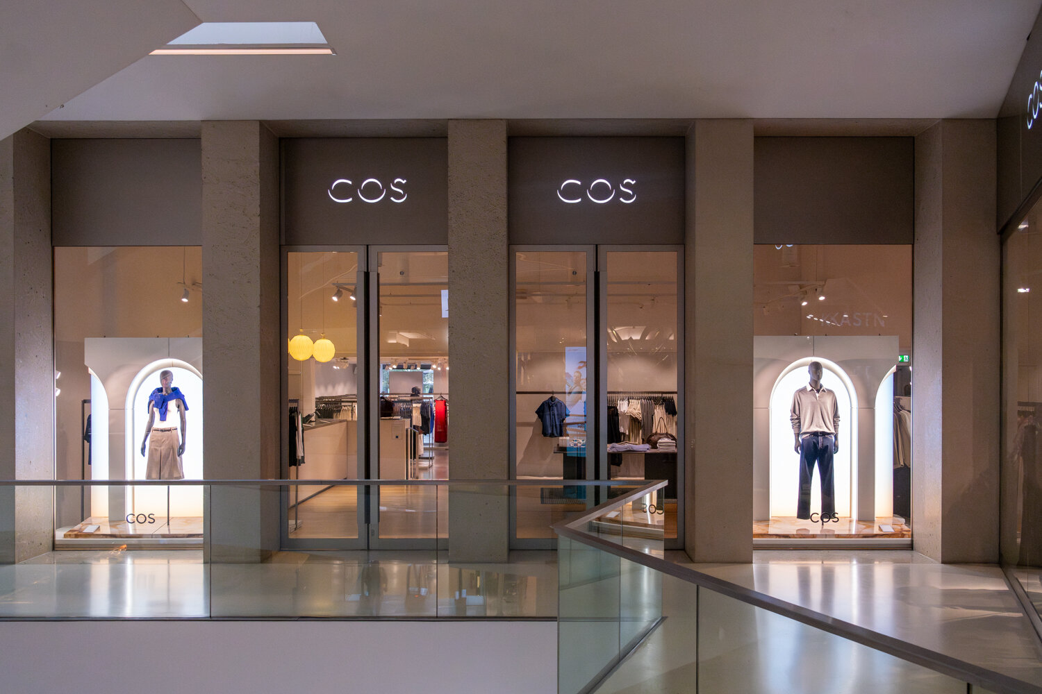 Eingangsbereich und Schaufenster des COS Bekleidungsgeschäfts im Kaufhaus Tyrol.