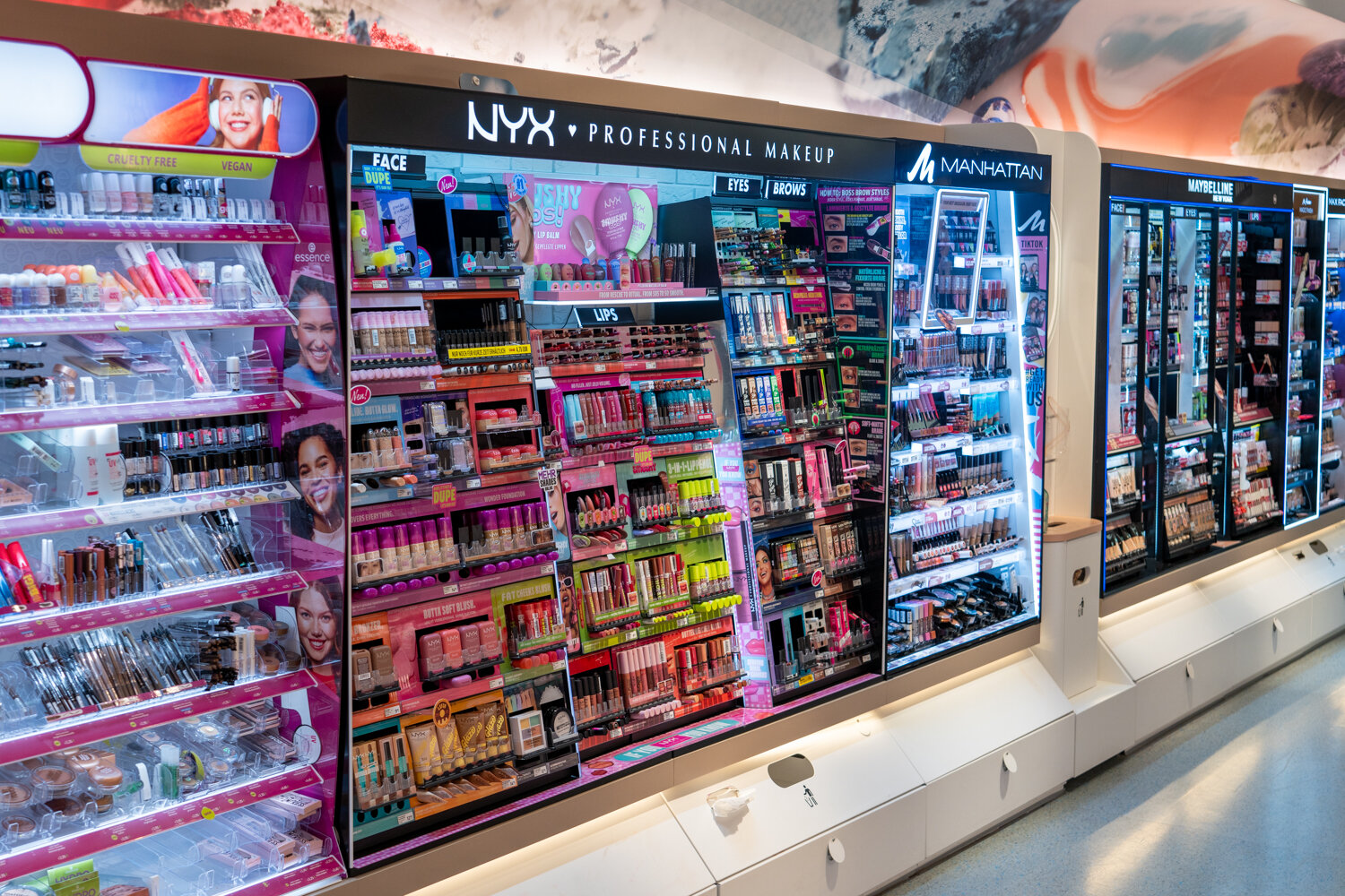 Kosmetikabteilung bei dm mit Theken bekannter Make-up-Marken wie Essence, NYX, Manhattan und Maybelline.