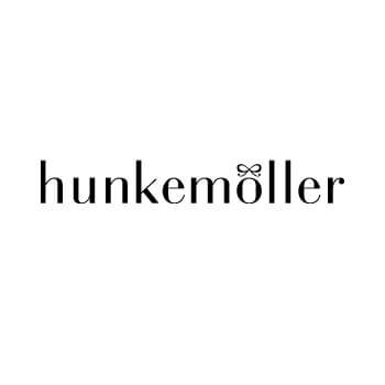 Eleganter Hunkemöller-Schriftzug in Schwarz mit einer kleinen Schleife über dem Buchstaben „o“ auf weißem Hintergrund.
