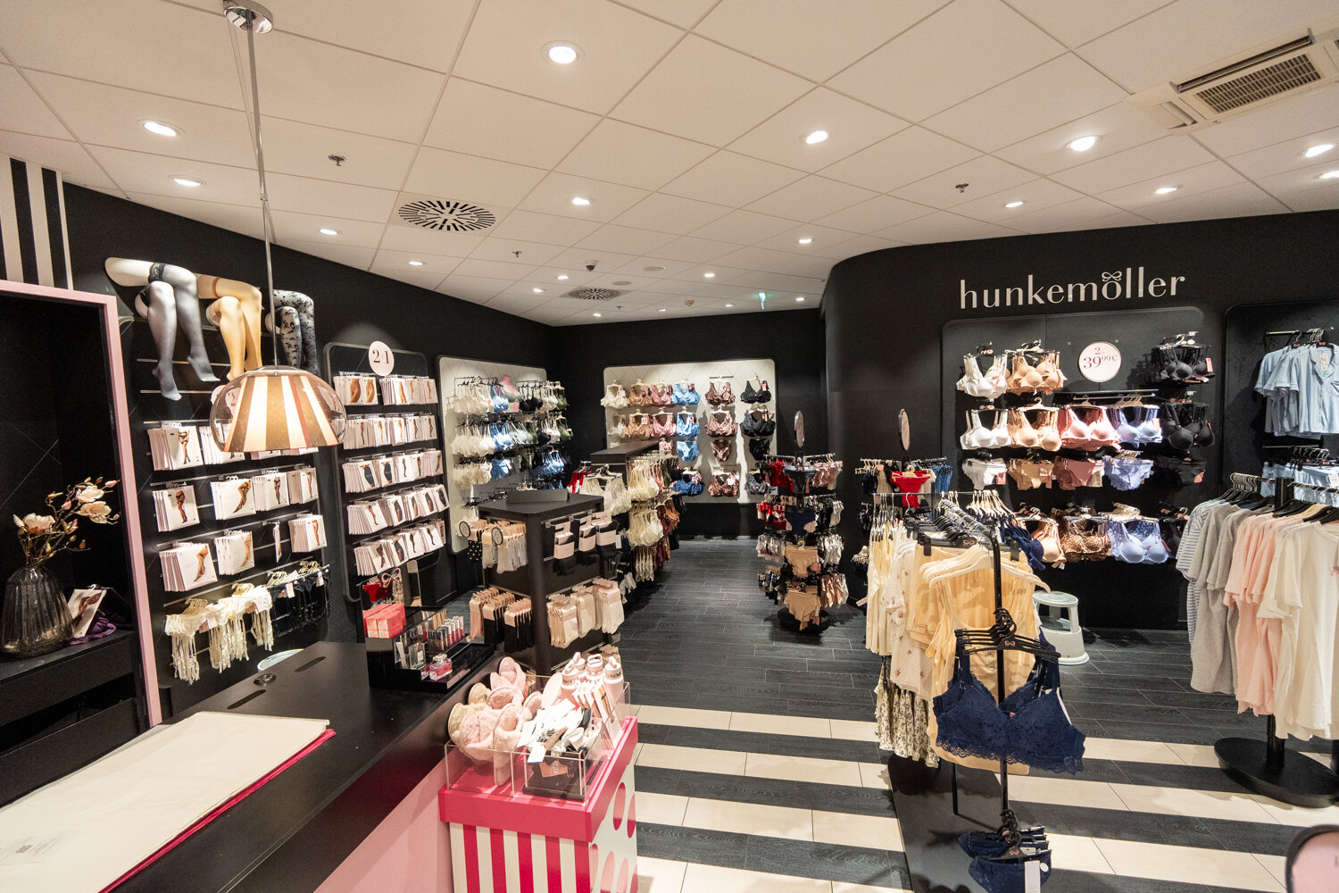 Kassenbereich und BH-Präsentationswand im Hunkemöller Lingerie Shop.