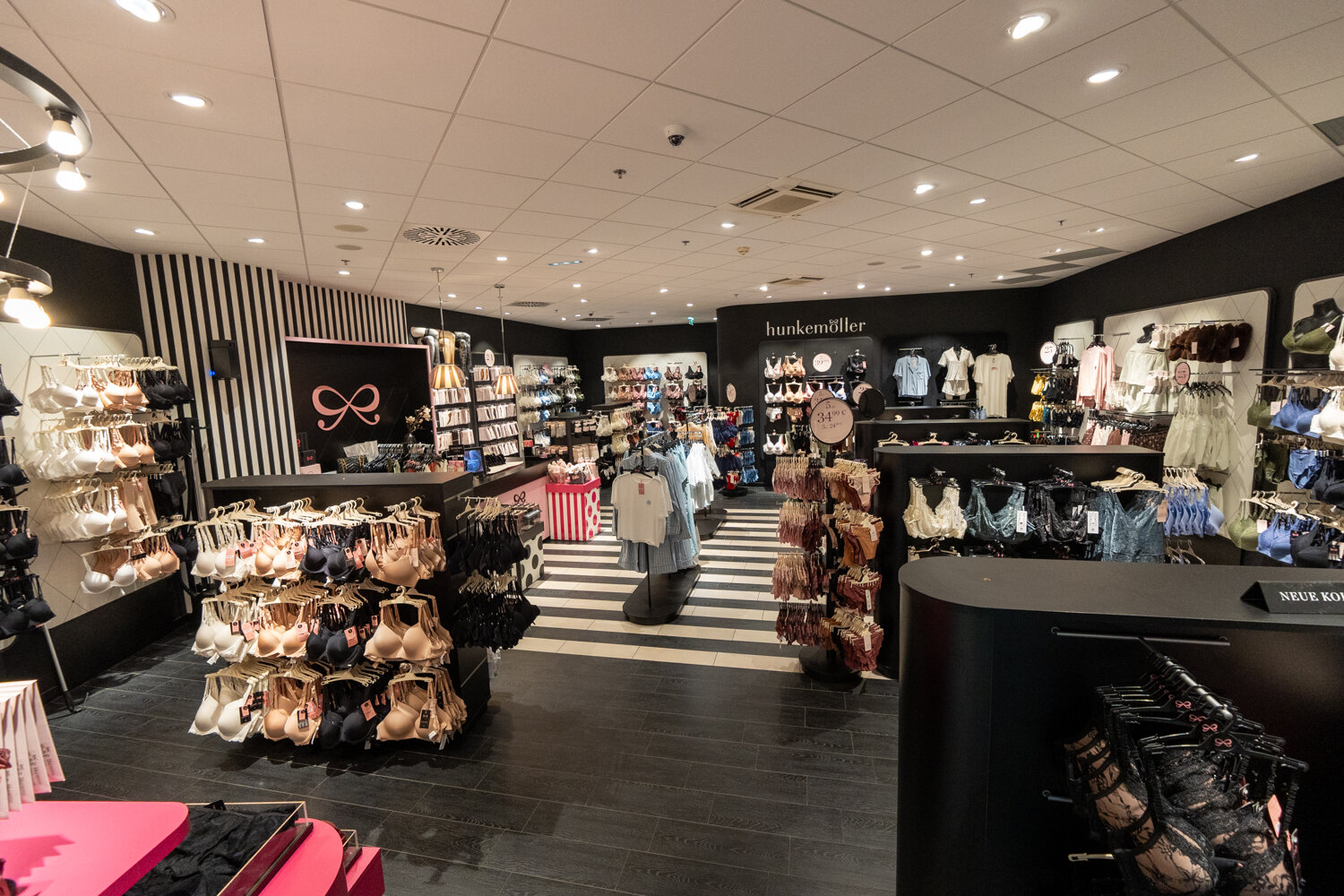 Verkaufsraum der Hunkemöller Filiale mit Unterwäsche und Nachtwäsche.