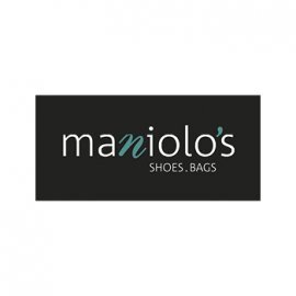 Rechteckiges, schwarzes Logo von „maniolo's“ in weißer Schrift mit türkisfarbenem Akzent und dem Zusatz „SHOES . BAGS“.