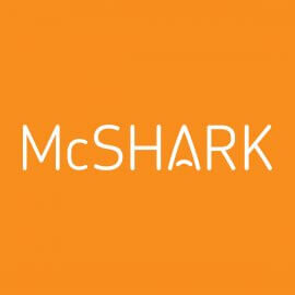 Minimalistischer, weißer Schriftzug „McSHARK“ auf einem kräftigen orangefarbenen Hintergrund.