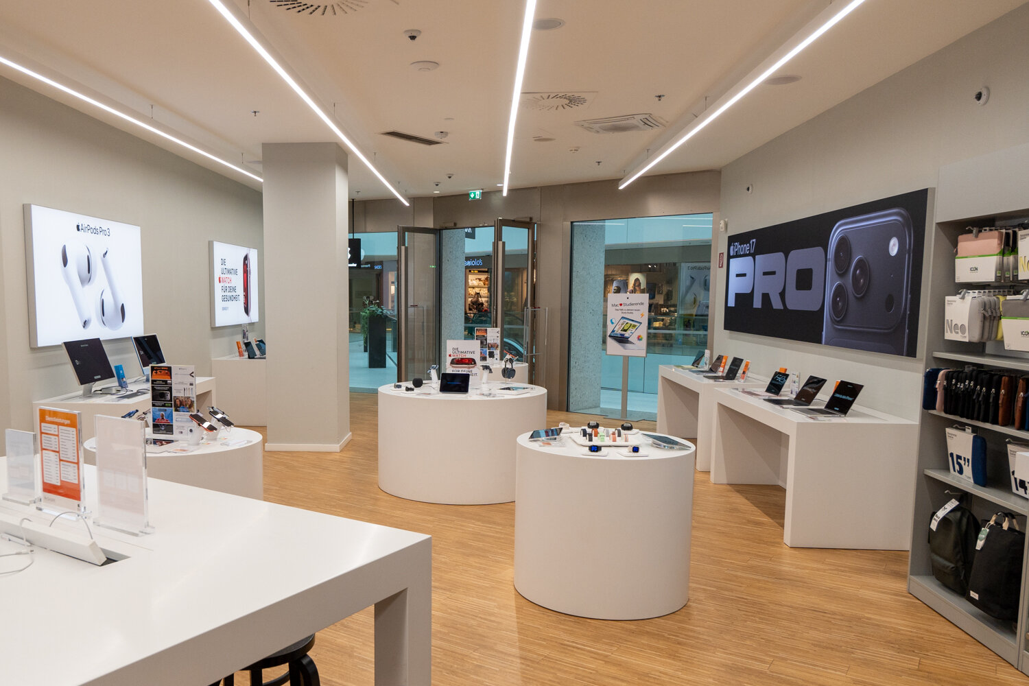Verkaufsraum der McSHARK Filiale mit Apple Produkten und Tischen.