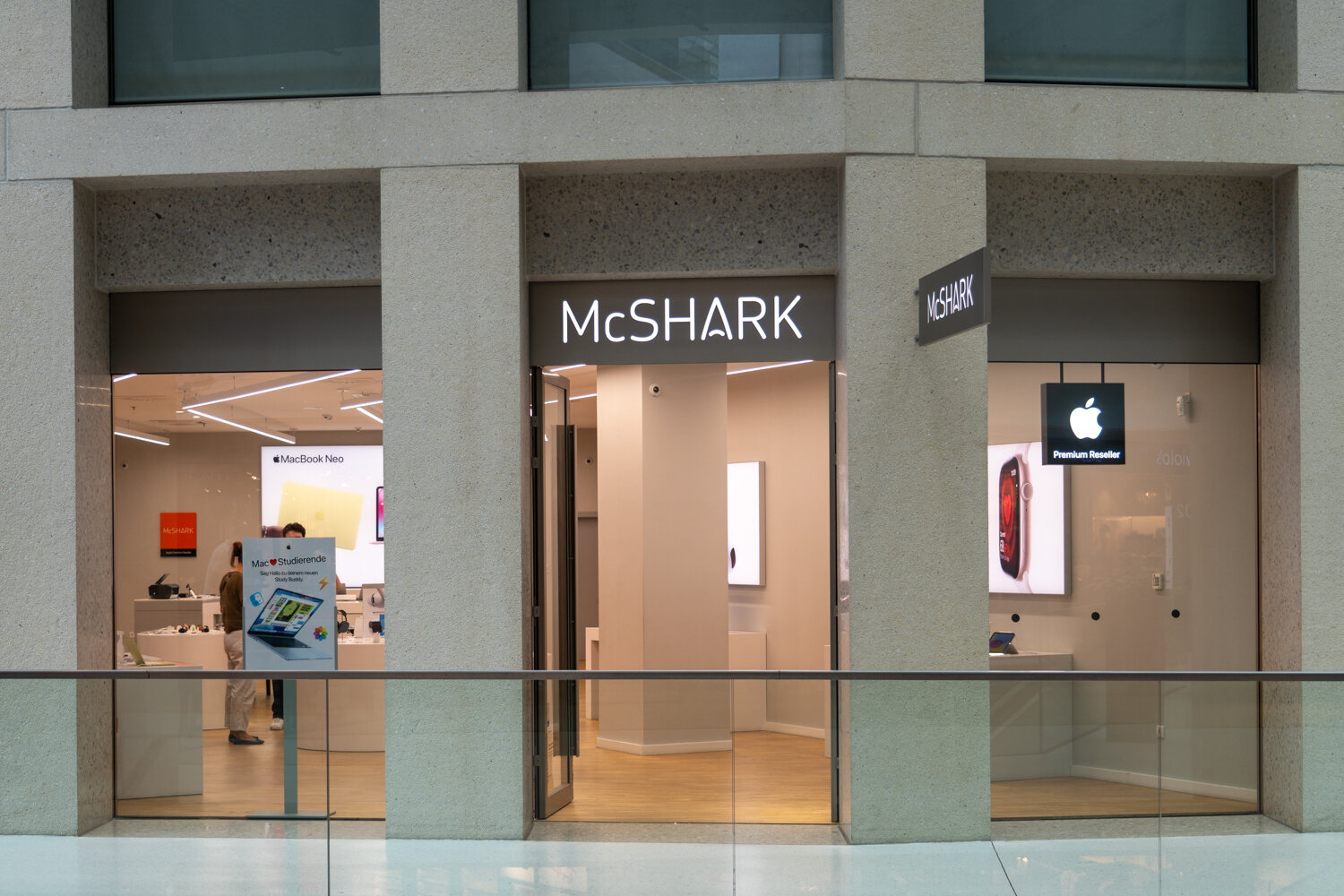Eingang des McSHARK Stores mit Apple Premium Reseller Logo.