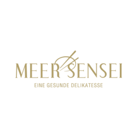 Elegantes, goldfarbenes Logo von Meer Sensei mit gekreuzten Essstäbchen und dem Slogan „EINE GESUNDE DELIKATESSE“ auf weißem Hintergrund.