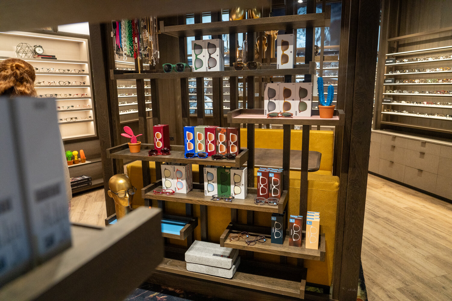 Regalaufsteller bei Miller United Optics mit bunt verpackten Brillen, Lesehilfen und Accessoires.