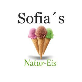 Logo von „Sofia's Natur-Eis“ in schwarzer und grüner Schrift mit einer Grafik aus drei Eiswaffeln in den Sorten Erdbeere, Schokolade und Pistazie.