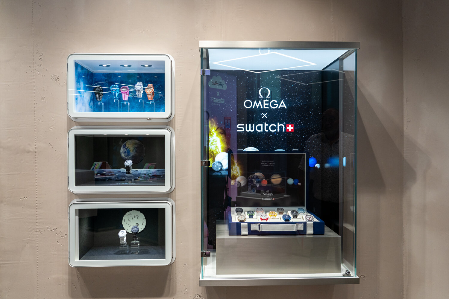 Wandvitrine bei Swatch mit der Omega x Swatch MoonSwatch-Kollektion und weltallbezogenen Schaukästen.