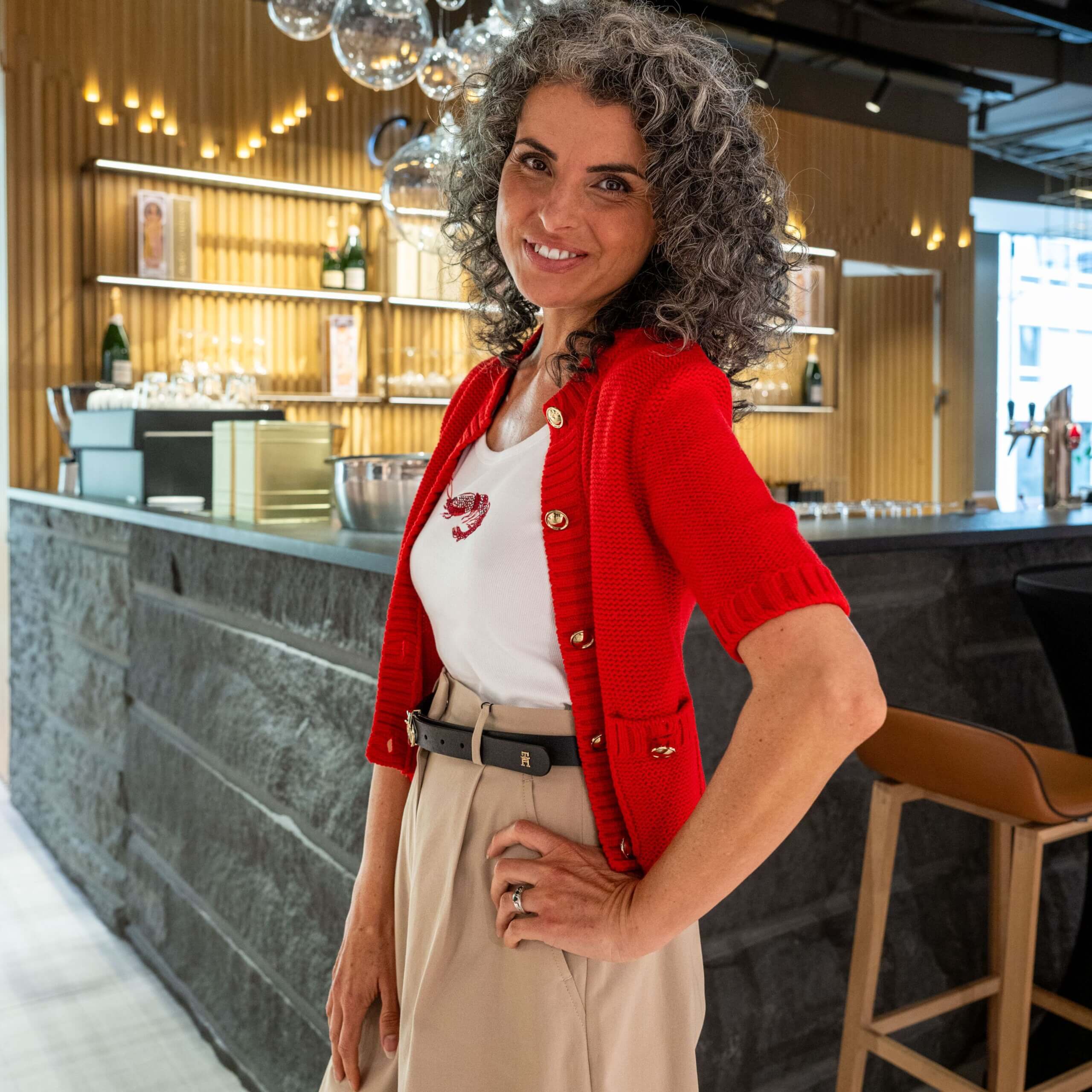 Roter Cardigan als Hingucker