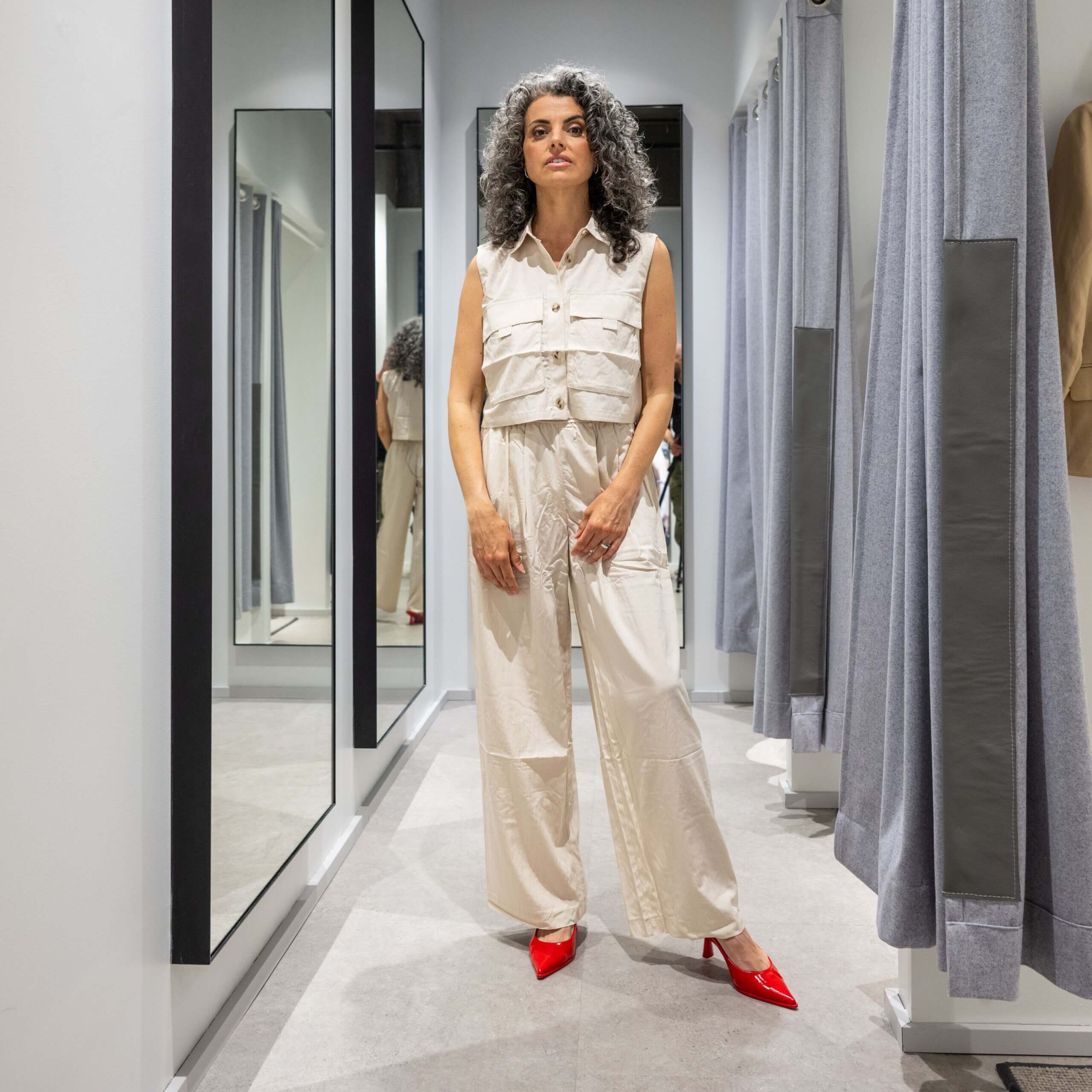 Beiges Outfit - rote Heels